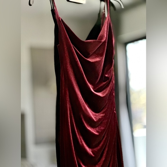Laundry by Shelli Segal velvet gown.Size 2.Extremely flattering.Worn only once! - Picture 2 of 6